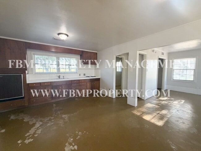 Building Photo - 2200 Country Club Rd