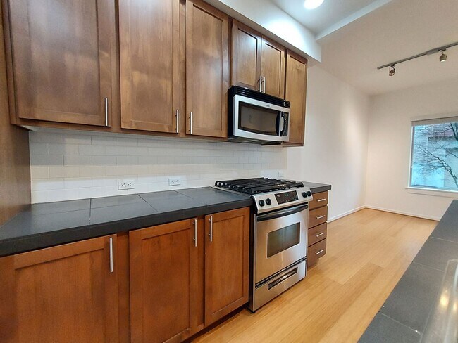 Foto del edificio - 2 Bed - 2 Bath Townhome in Downtown Tacoma!