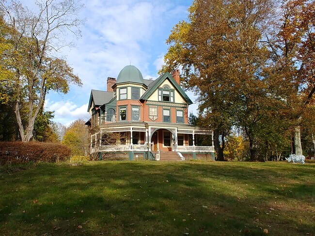 Building Photo - 462 Lime Rock Rd