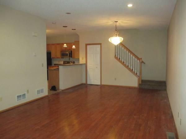 Building Photo - 2 bed updated maple grove rental! Don't mi...