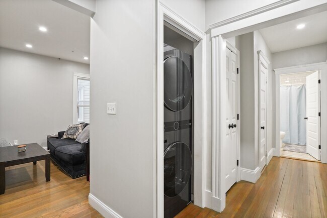 Building Photo - 17 Howes St