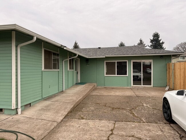 Foto del edificio - COMING SOON! 3 bedroom, 1.5 bath house in Eugene!