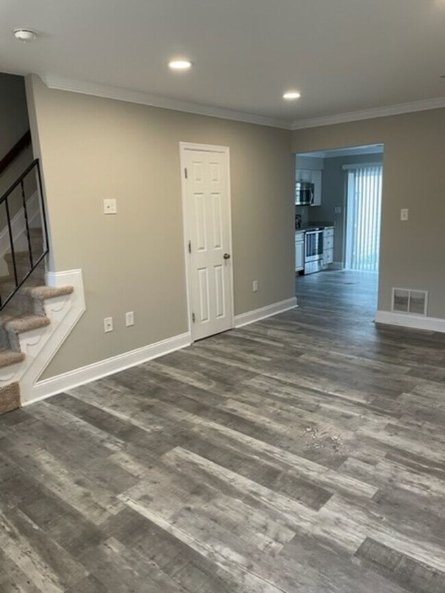 Building Photo - Charming renovated townhouse close to down...