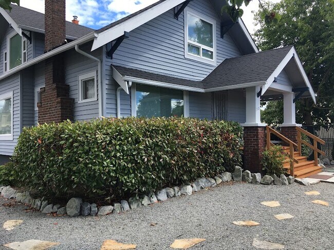 Front steps of home - 1501 S L St