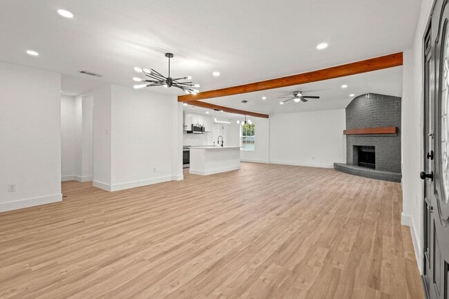 Building Photo - 6000 Cool Springs Dr