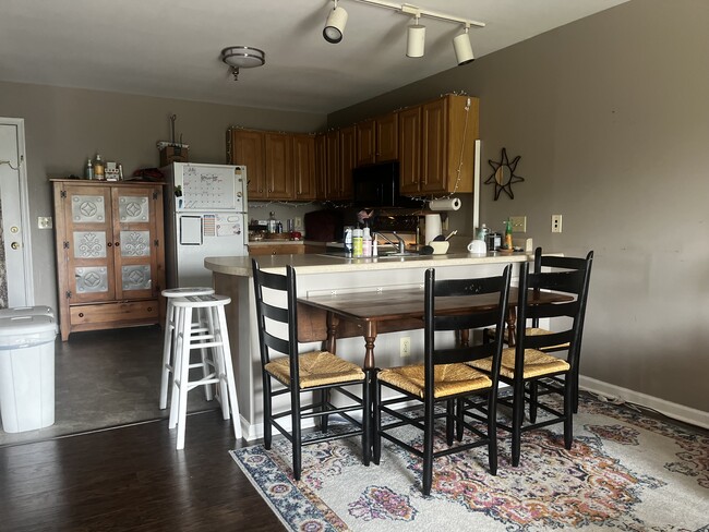 Kitchen with bar counter - 1366 Hunters Rd