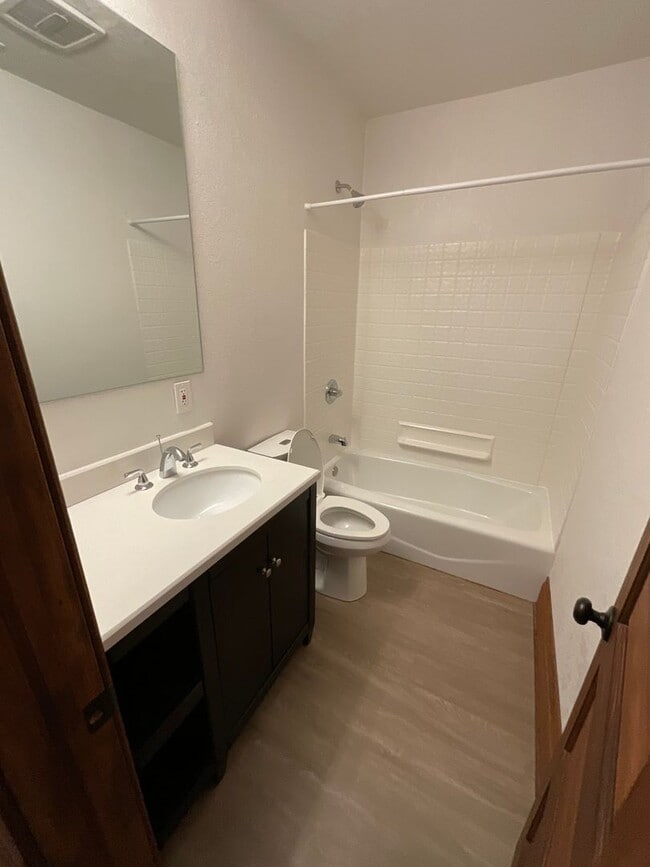 Foto del edificio - 2110 Grove Cir W