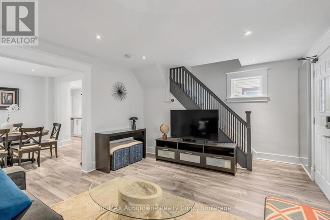 Building Photo - 5111 Kitchener St