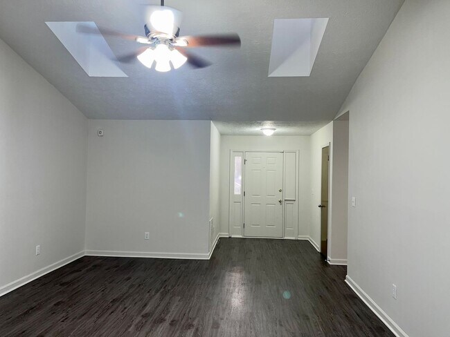 Building Photo - Spacious, Updated 3 Bed/2 Bath Ranch!