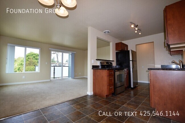 Building Photo - Top Floor, Light filled 2 bed/2 bath with ...
