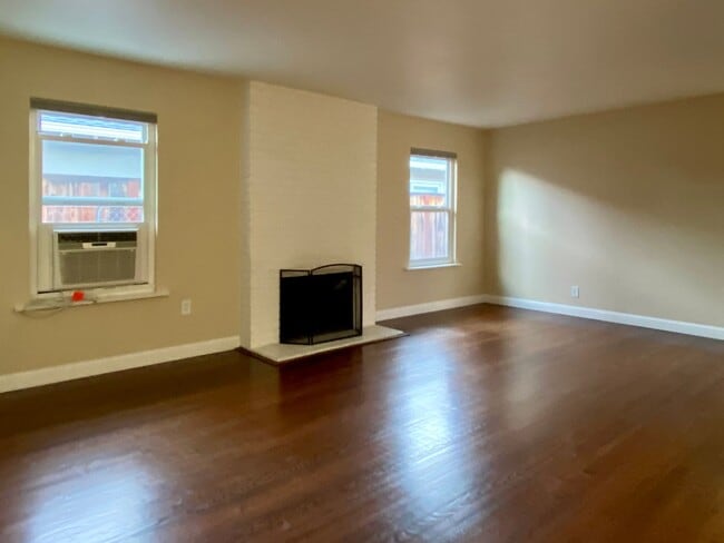 Building Photo - Spacious 3 Bedroom 2 Bath Home in Desirabl...
