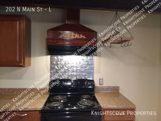 Building Photo - 202 N Main St