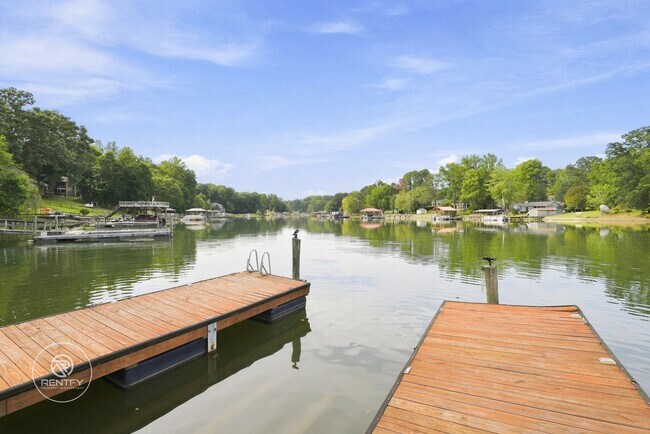 Building Photo - 7088 Wateredge Dr