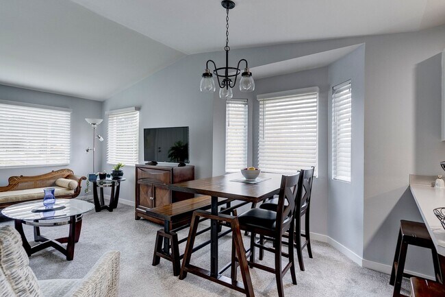 Foto del edificio - Second Story 2 bed 2 bath condo