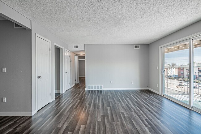 Foto del edificio - 2BD, 1BA Remodeled Westminster Condo. One Parking Spot. Washer/ Dryer Included.
