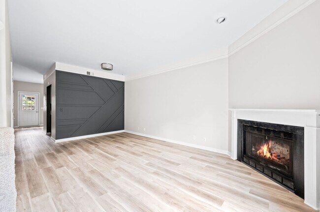 Building Photo - Awesome updated 2BR/1.5BA townhome in Bell...
