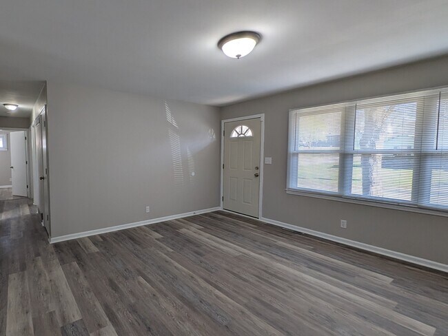 Foto del edificio - 702 W 39 St N