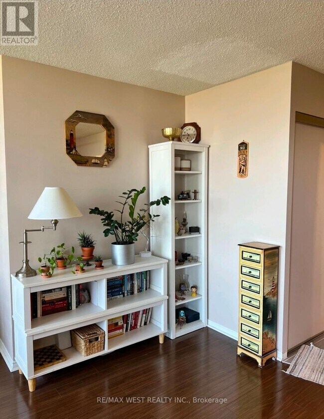 Building Photo - 5 Greystone Walk Dr