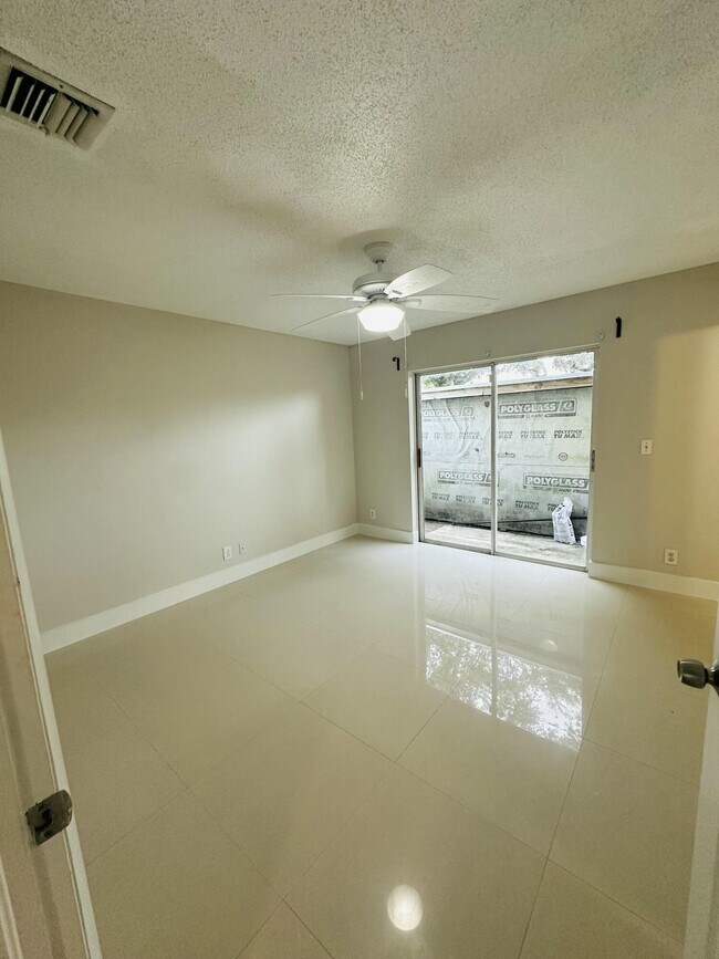 Foto del edificio - 451 Cypress Way W