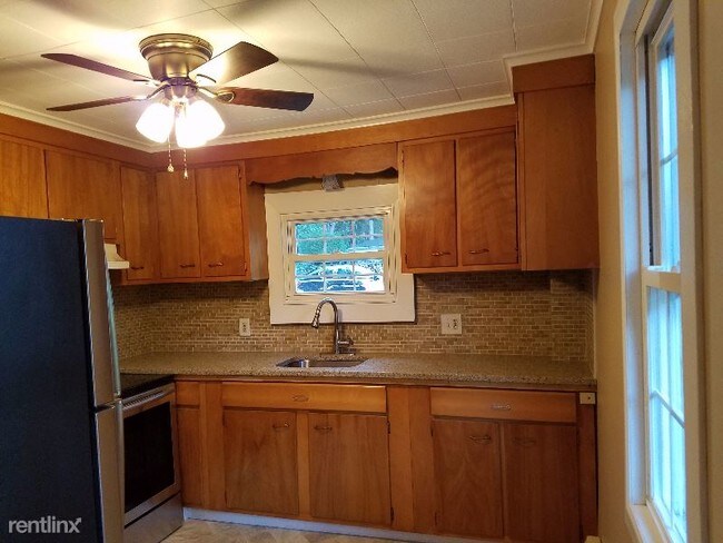Foto del edificio - 1 br, 1 bath Apartment - 345 Arnold Rd