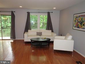 Foto del edificio - 5906 Westchester Park Dr