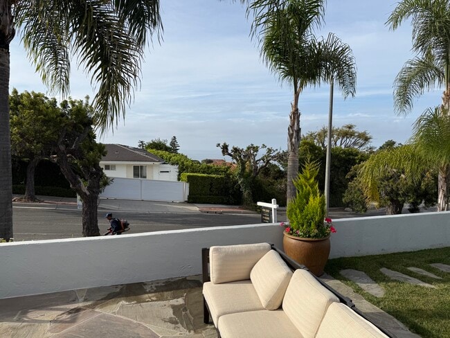 Building Photo - 341 Surfview Dr