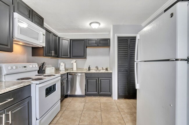 Building Photo - 415 S Hyer Ave