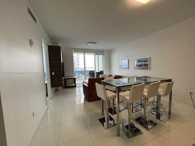 Building Photo - 15811 Collins Ave