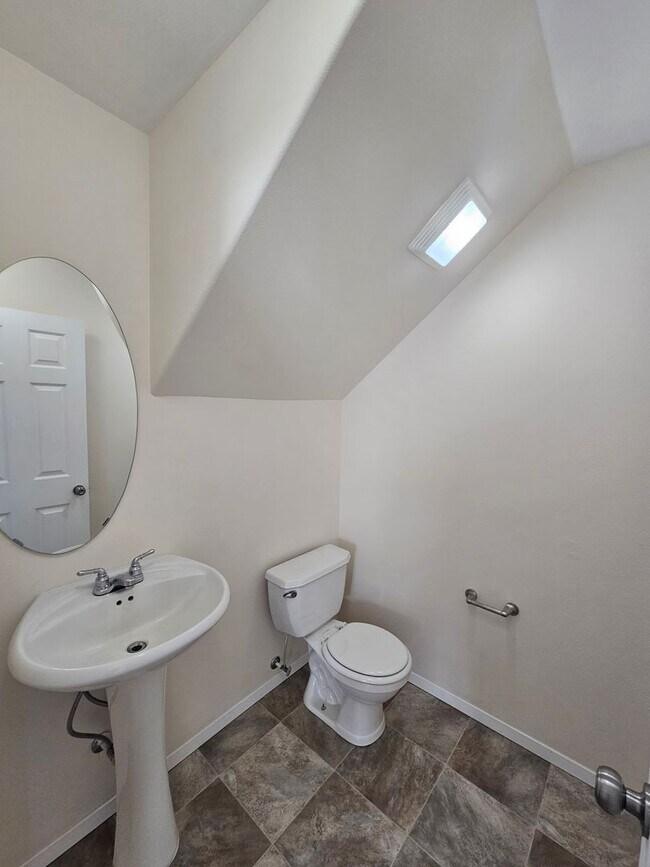 Building Photo - 3 Bedroom Townhome Strawberry Heights