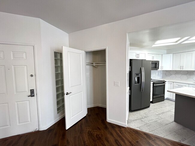 Building Photo - 2BR/2BA Downtown Marina District Condo - G...