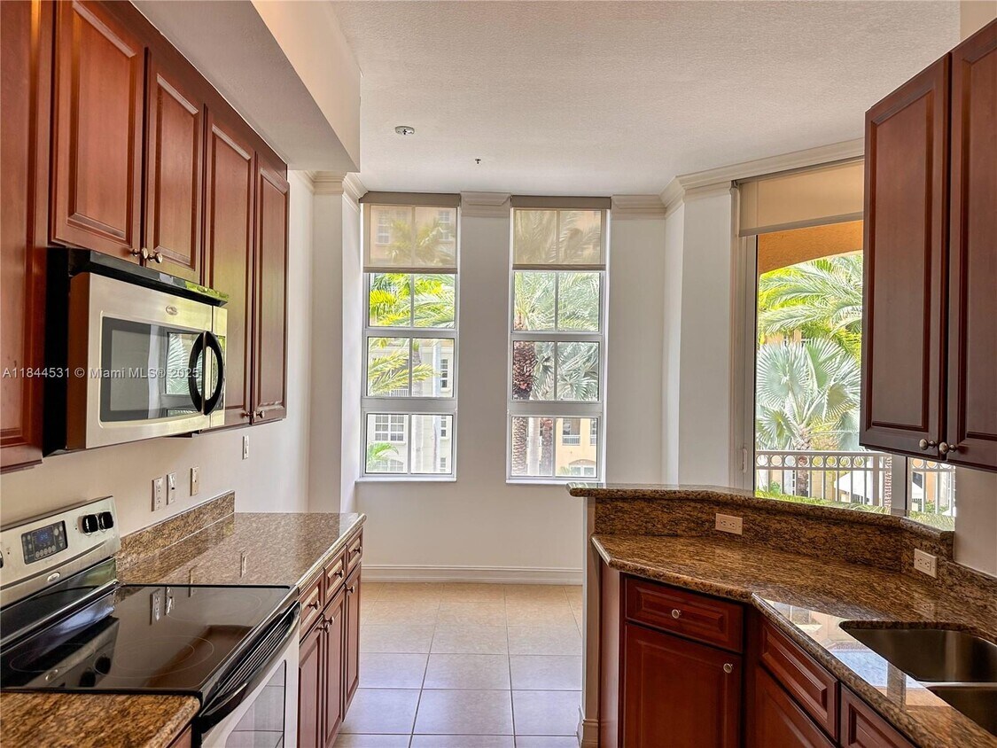 Foto principal - 3001 NE 185th St