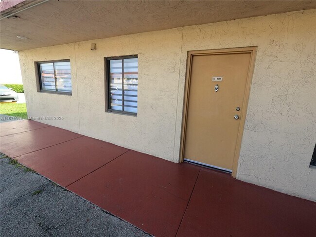 Foto del edificio - 9911 W Okeechobee Rd