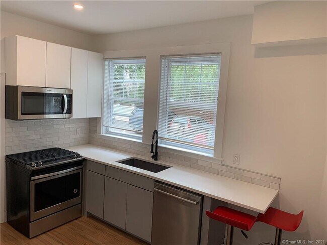 Building Photo - 256 Edwards St