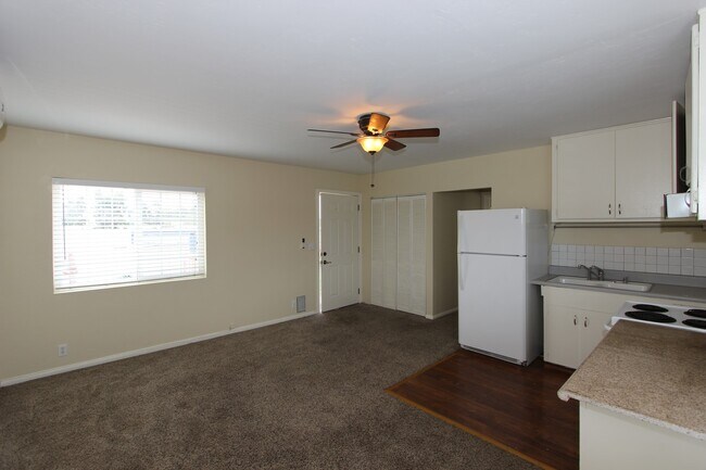 Foto del edificio - Beautiful, upstairs 1 bedroom 1 bathroom u...