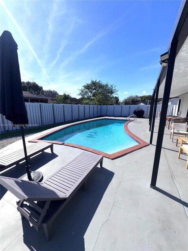 Foto del edificio - 11010 NW 24th Ct