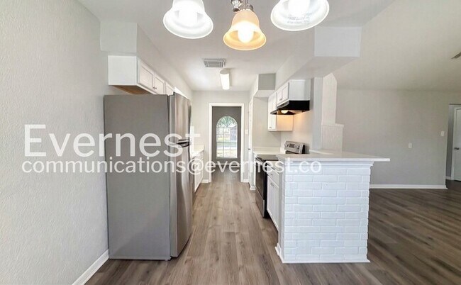 Foto del edificio - 6654 Laughlin Dr