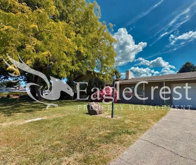 Foto del edificio - 3 Bedroom 2 Bathroom Single Family Home With Great Outdoor Space!!