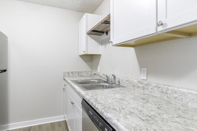 Building Photo - 2 Bedroom Apartment off Waldron Rd in Lave...