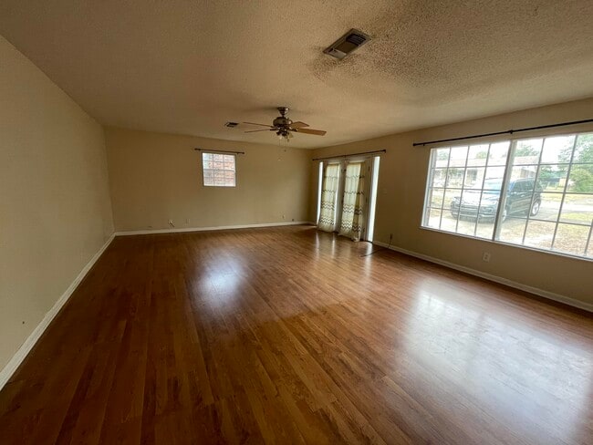 Building Photo - 310 McEwen Dr
