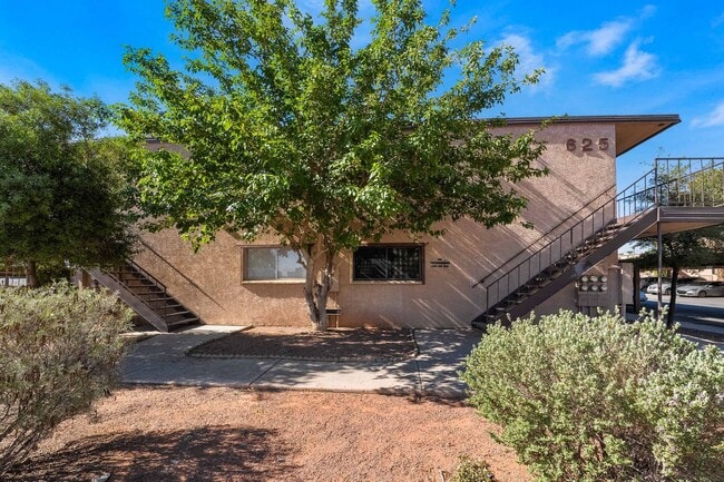 Building Photo - Modern Condo: Remodeled Elegance Awaits!