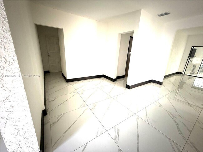 Foto del edificio - 18041 NW 3rd Ave