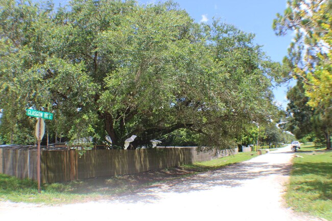 Building Photo - 16790 Glasgow Dr E