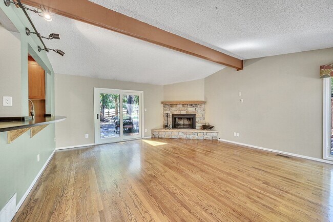 Building Photo - $2,825.00 - 4 Bedrooms, 2.5 Bathrooms, Bea...