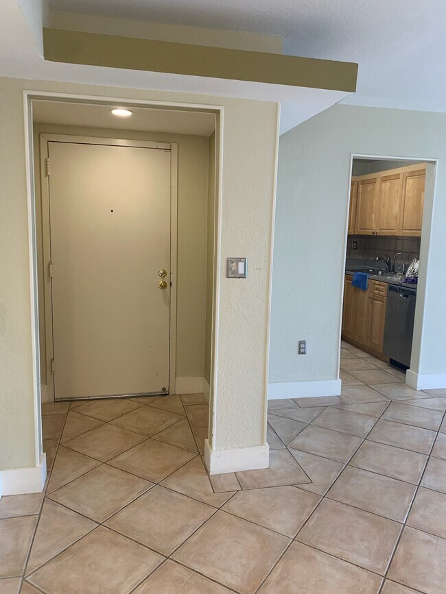 Foyer - 9310 Fontainebleau Blvd