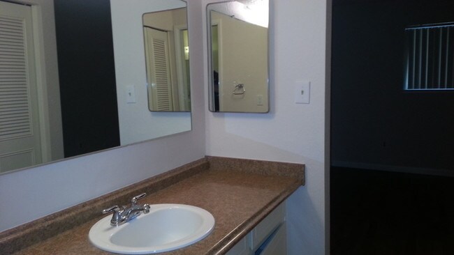 Building Photo - Great 2 Bedroom/1 Bath Duplex in Arden-Arc...