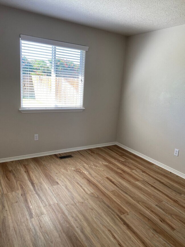 Foto del edificio - Great location, 3 bedroom house with large...