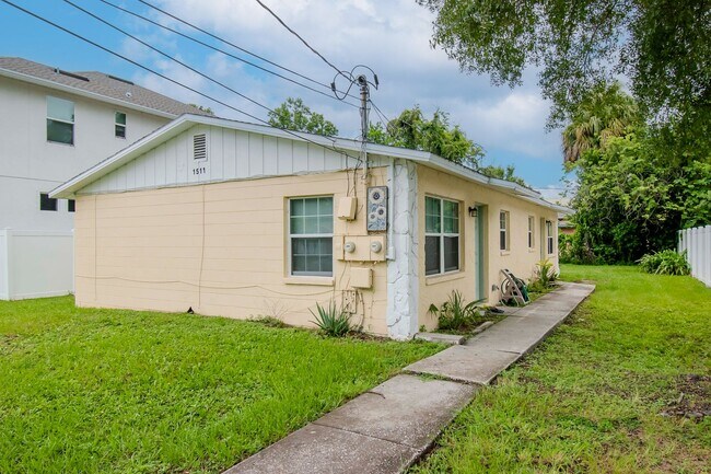 Building Photo - 2/1 Close to Downtown Tampa and University...