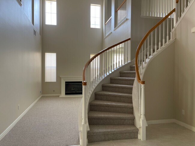 Building Photo - Spacious 4 bed 3 bath Newbury park home