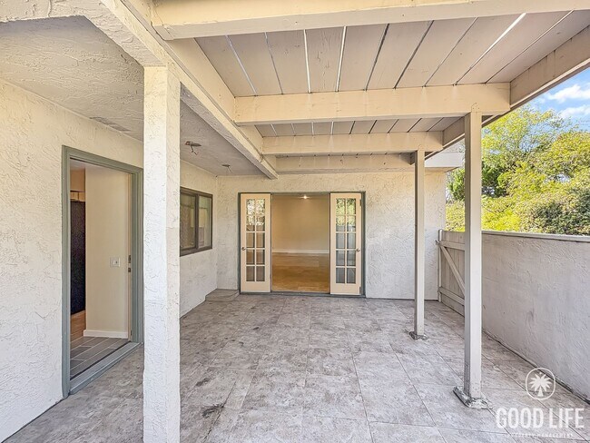 Building Photo - Peaceful and Spacious 3B/3BA condo with La...