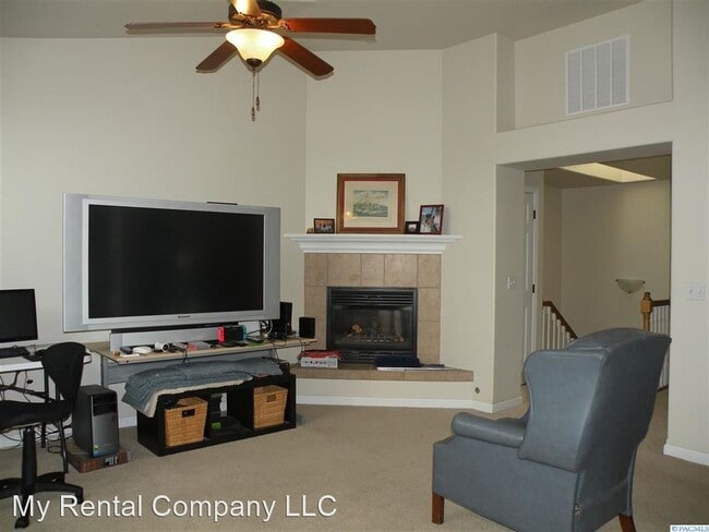 Building Photo - 2 br, 2.5 bath House - 210 NW Terre View E